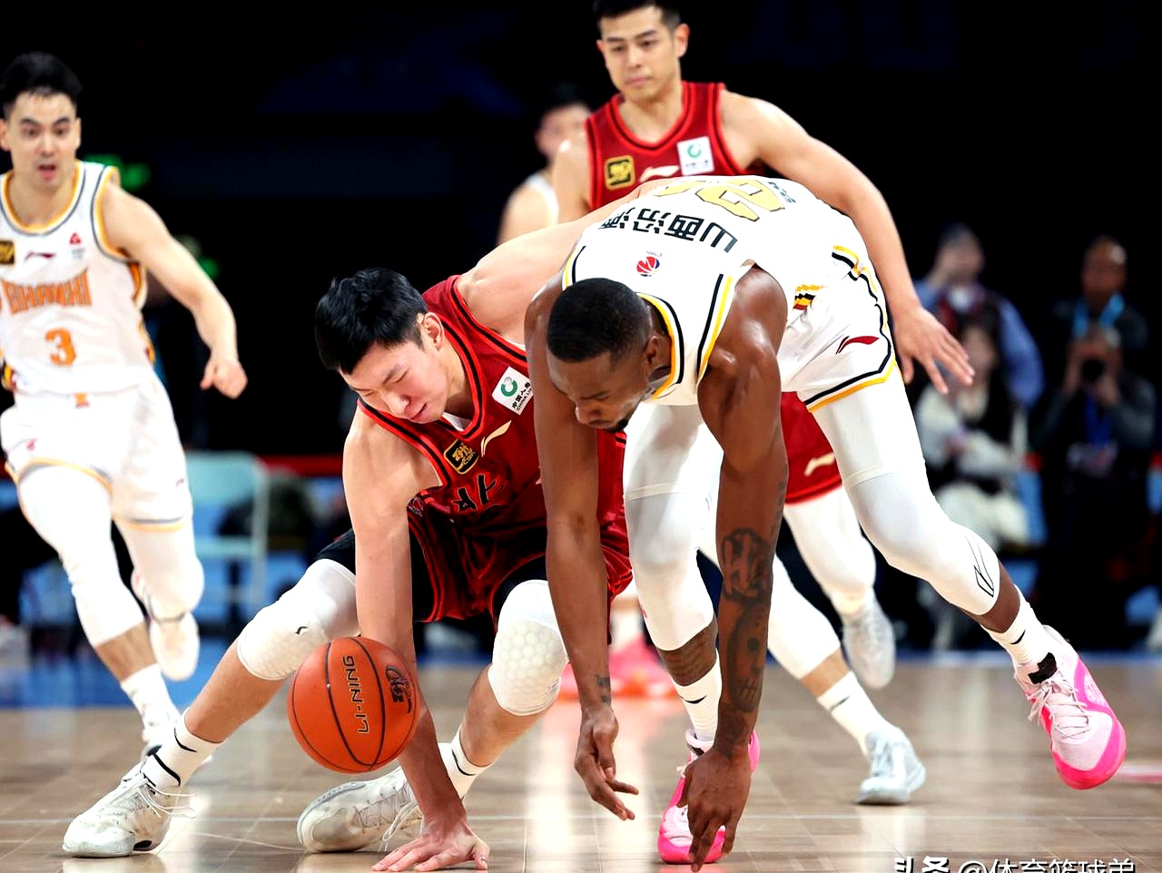 关键时刻华盛顿奇才备战足总杯，队长鼓劲细节曝光，引发热议，身体对抗强度拉满(在1996年足总杯决赛中谁为曼联队攻入制胜球)